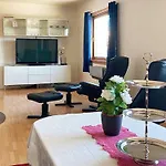 9 Person In Kortgarden * Skala
